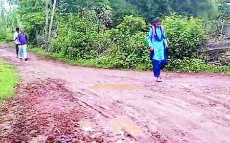 बरसात में दलदल बनीं सड़कों से जूझ रहे जयसिंहनगर के ग्रामीण, एंबुलेंस भी नहीं पहुंच पाती — जनप्रतिनिधियों से राहत की आस