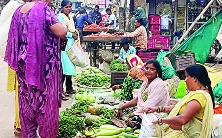 सतना में रसोई पर महंगाई की मार: टमाटर और मिर्च हुए लाल, अदरक-लहसुन की कीमतें भी पहुंचीं आसमान पर, बारिश बनी वजह