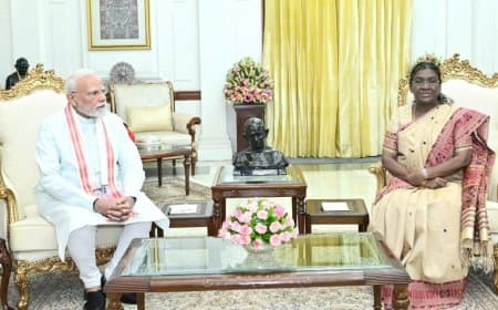 प्रधानमंत्री मोदी अचानक पहुंचे राष्ट्रपति भवन... मुर्मू से मिले