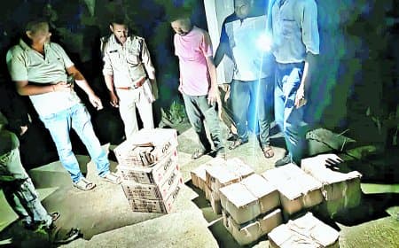 अमरपाटन में मढी नाला के पास 63 हजार की अवैध शराब और 2 बाइक के साथ तस्कर गिरफ्तार — दो आरोपी फरार, पुलिस की छापेमारी जारी