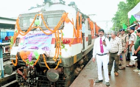 रीवा-पुणे एक्सप्रेस को मिली हरी झंडी: विंध्यवासियों को पर्यटन, व्यापार और दिल्ली-वंदे भारत की सौगात, स्टेशन पर बना उत्सव का माहौल
