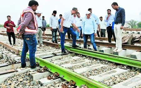 सतना-पन्ना रेललाइन पर ट्रैक बिछाने की रफ्तार तेज: नागौद तक अगस्त में तैयार होगा ट्रैक, सितंबर में सीआरएस ट्रायल, किसानों ने मांगी नौकरी और मुआवज़ा