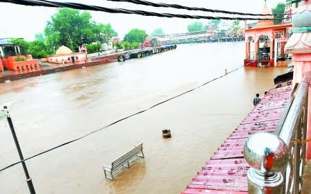 मंदाकिनी नदी उफान पर: नावें बहीं, दुकानें डूबीं, चित्रकूट प्रशासन अलर्ट मोड पर – आश्रय स्थल तैयार, नाविकों की टूटी कमर