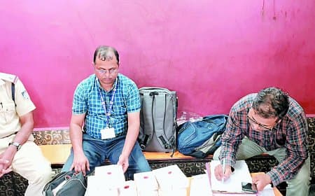 खराब समोसे की शिकायत पर खाद्य विभाग की छापेमारी: बिना लाइसेंस दुकान सील, नमूनों की जांच के लिए भेजा गया
