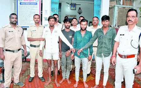 पिता की मौत का बदला: बेल्ट से गला घोंटकर हत्या, नग्न शव को फेंका खेत में — पांच आरोपी गिरफ्तार, नदी में फेंके कपड़े और सबूत