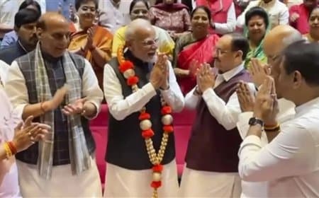 पीएम मोदी का तंज... विपक्ष को मुंह की खानी पड़ी और उसने अपने ही पैर पर मार ली कुल्हाड़ी