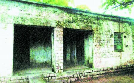 पशु मरते रहे, अफसर सोते रहे: सेमरिया पशु अस्पताल बना वीरान ढांचा, डॉक्टरों की मनमानी और सिस्टम की लापरवाही से टूटा ग्रामीणों का भरोसा