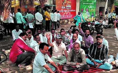 वेयरहाउस सील होने से मूंग फंसी, धरने पर बैठे किसान, 