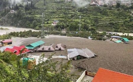 उत्तरकाशी... मलबे में मकान, धराशायी सड़क और जिंदगी की तलाश