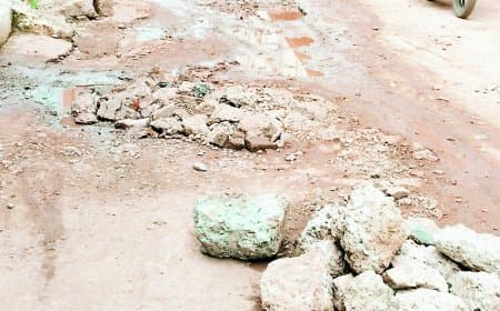 सतना की जानलेवा सड़कें: बजरहा टोला से गौशाला चौक तक टूटी सड़कें बनीं मौत का जाल, सीवर प्रोजेक्ट के बाद अधूरी मरम्मत ने बढ़ाया खतरा