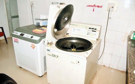 प्लेटलेट्स मशीनें बंद, मरीज बेहाल: सतना जिला अस्पताल में तकनीकी फेल, निजी अस्पतालों की खुली लूट