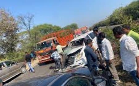 इंदौर में भीषण सड़क हादसा: कथा से लौट रहे श्रद्धालुओं का वाहन ट्रक से टकराया, 1 की मौत, 14 घायल