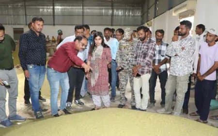 मूंग बेचने से चूका किसान, निरीक्षण करने मूंग उपार्जन केंद्र पहुंचीं डीएम