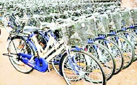 नि:शुल्क साइकिल योजना में मनमानी: न हुआ समारोह, प्राचार्यों पर थोपे गए परिवहन के आदेश, स्टॉक खत्म और छात्रों को मिली खराब साइकिलें