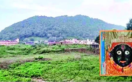 भगवान कामतानाथ मुखारविंद मंदिर की पवित्र भूमि पर भूमाफियाओं का कब्जा, प्रशासन की खामोशी और राजस्व विभाग की संदिग्ध भूमिका ने बढ़ाई श्रद्धालुओं की चिंता