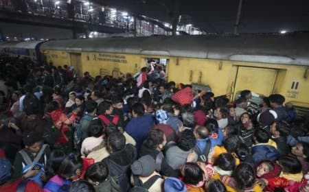 रेलवे..  RKMP-रीवा स्पेशल 8 घंटे लेट, टिकट कैंसिल कराने पर भी नहीं मिला रिफंड