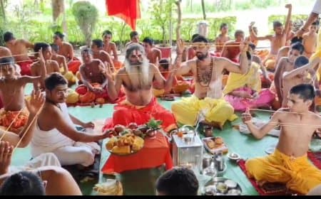 श्रावणी उपाकर्म और दस विधि स्नान के साथ वेदांत आश्रम में एक महीने से चल रहे अनुष्ठान का समापन