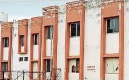 संजय गांधी कॉलेज के नया भवन में बाउंड्रीवॉल, गेट नहीं