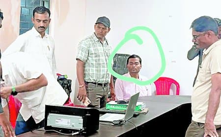 जनपद पंचायत बड़ामलहरा में दस हजार की रिश्वत लेते बाबू रंगे हाथ गिरफ्तार, संबल योजना की सहायता राशि जारी करने के नाम पर मांगी थी घूस, लोकायुक्त कार्रवाई से मचा हड़कंप