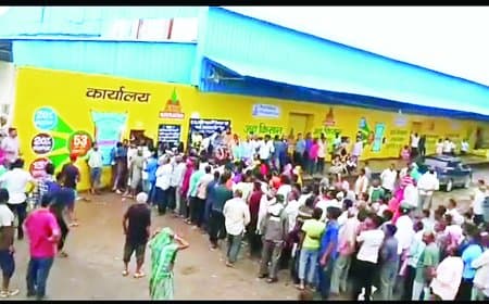 प्रशासन के पर्याप्त खाद स्टॉक के दावों के बावजूद किसानों की लंबी कतारें, रामनगर में पुलिस सुरक्षा में हुई यूरिया वितरण की व्यवस्था ध्वस्त