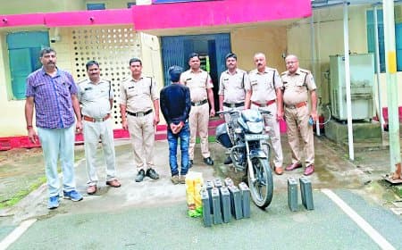 मोरवा पुलिस की बड़ी सफलता: बीएसएनएल एक्सचेंज से चोरी गई 12 बैटरियां बरामद, आरोपी मनोज साकेत गिरफ्तार, चोरी में प्रयुक्त बाइक भी जब्त