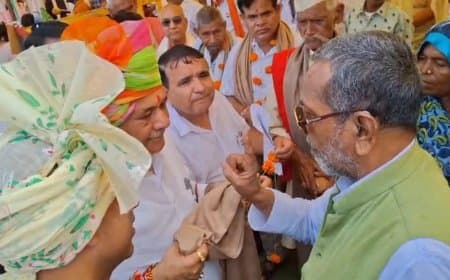 मंत्री जी! हमें न्याय चाहिए... मैंने पांच हजार घूस नहीं दी तो हाउसिंग बोर्ड ने नहीं की मेरी जमीन की रजिस्ट्री