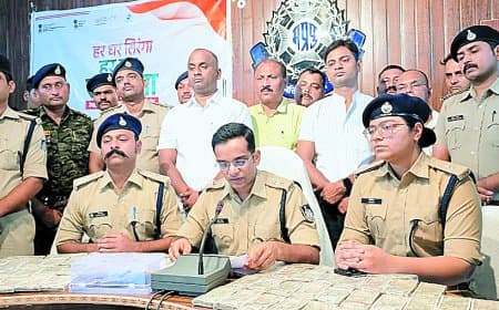 छतरपुर पुलिस ने खोला 61 लाख की लूट का राज: फ्रेंचाइजी संचालक सहित 4 आरोपी गिरफ्तार, नगदी और हथियार बरामद