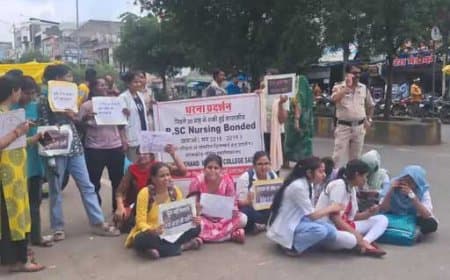 नर्सिंग की छात्राओं ने बीएमसी के सामने किया चक्काजाम