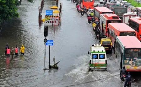 मुंबई में बारिश का कहर... सात की मौत...स्कूल-कॉलेज भी बंद