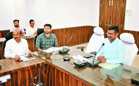 कलेक्टर का सख्त रुख: रामपुर एसडीएम और चित्रकूट सीएमओ पर कार्रवाई, रेलवे दोहरीकरण और पीएम आवास में लापरवाही पर कारण बताओ नोटिस, वेतन कटौती के आदेश