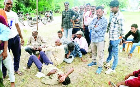खाद के लिए रतजगा : वितरण केन्द्रों में किसानों की लम्बी कतारें, गफलत से बढ़ी अन्नदाताओं की परेशानी, कलेक्टर ने पकड़ी खामियां