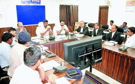 कलेक्टर डॉ. सतीश कुमार एस ने राहवीर योजना, पीएम आवास योजना 2.0 और सिविल न्यायालयों में लंबित राजस्व प्रकरणों की समीक्षा कर दिए सख्त निर्देश, 21 रघुराजनगर और 3 मझगवां के मामले पेंडिंग