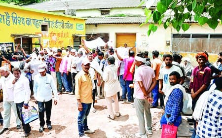 खाद वितरण में लापरवाही पर प्रशासन की बड़ी कार्रवाई, वर्ती का सहायक समिति प्रबंधक निलंबित, अबेर व चूंद के प्रबंधकों को शोकॉज नोटिस, 1.35 टन यूरिया का स्टाक मौके पर नदारद