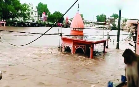 मंदाकिनी नदी उफान पर, गुप्त गोदावरी में पानी भरने से बंद हुई आवाजाही, बाणसागर डैम के 10 गेट खोले गए