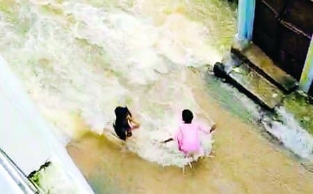 सीधी में झमाझम मूसलाधार बारिश से जनजीवन अस्त-व्यस्त: सड़कें जलमग्न, दुकानों में घुसा पानी, किसानों के चेहरे पर लौटी रौनक