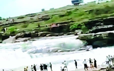 तीज के दिन क्योटी प्रपात में दर्दनाक हादसा: नहाने गई मां-बेटी पैर फिसलने से नदी के तेज बहाव में गिरीं, SDRF की मदद से होगी सर्चिंग