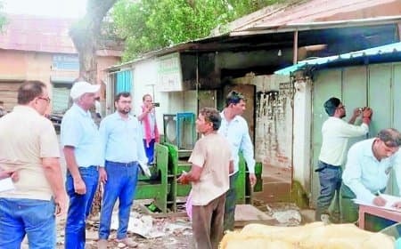 रीवा नगर निगम की सख्त कार्रवाई: संपत्ति कर नहीं चुकाने पर चार वार्डों के 6 बड़े व्यावसायिक प्रतिष्ठानों पर तालाबंदी