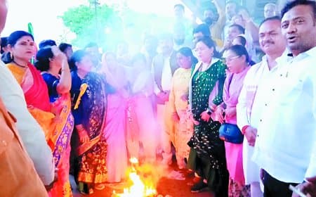 महिला मोर्चा का तीखा विरोध : कांग्रेस प्रदेश अध्यक्ष जीतू पटवारी के बयान पर फूंका पुतला, लगाया महिलाओं का अपमान करने का आरोप