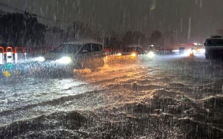 भोपाल में भारी बारिश... दोपहर 12 बजे छाया अंधेरा