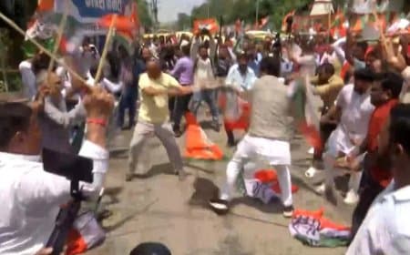 पटना में बवाल... भाजपा-कांग्रेस नेताओं के बीच चली लाठी... गाड़ियों में तोड़फोड़...पथराव भी हुआ