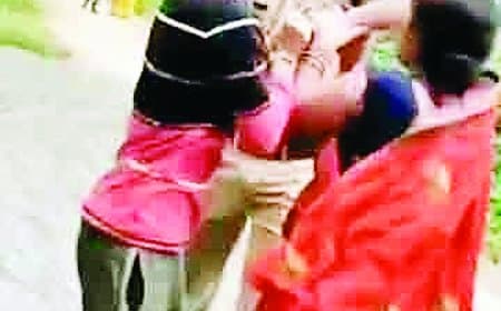 सीधी जिले में महिला का पुलिस आरक्षक से झूमाझटकी और चप्पल लेकर मारने दौड़ने का वीडियो वायरल, मझौली थाना प्रभारी ने दर्ज कराया प्रकरण