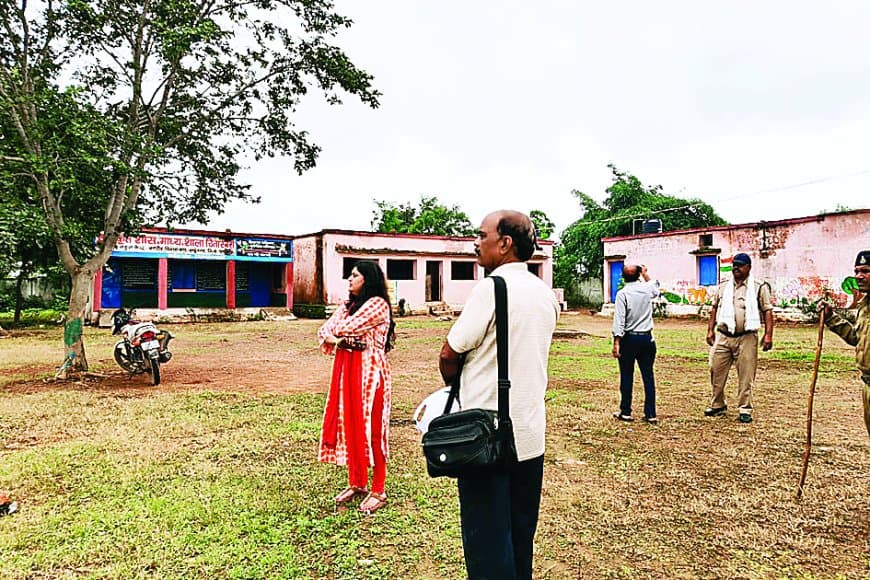 चितारबरा के जर्जर स्कूल में बच्चों की जान खतरे में, प्रशासन ने ली सुध, एसडीएम ने किया निरीक्षण