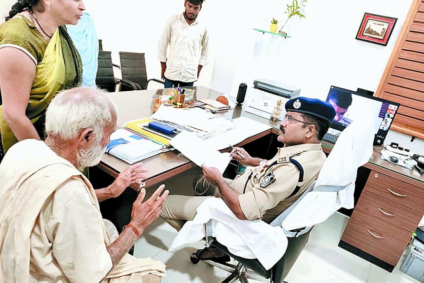 मऊगंज एसपी दिलीप सोनी का नवाचार - जनसुनवाई में वीडियो कांफ्रेंस से जुड़े थाना प्रभारी, शिकायत पर मौके पर दिए निर्देश