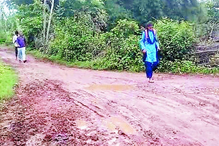 बरसात में दलदल बनीं सड़कों से जूझ रहे जयसिंहनगर के ग्रामीण, एंबुलेंस भी नहीं पहुंच पाती — जनप्रतिनिधियों से राहत की आस