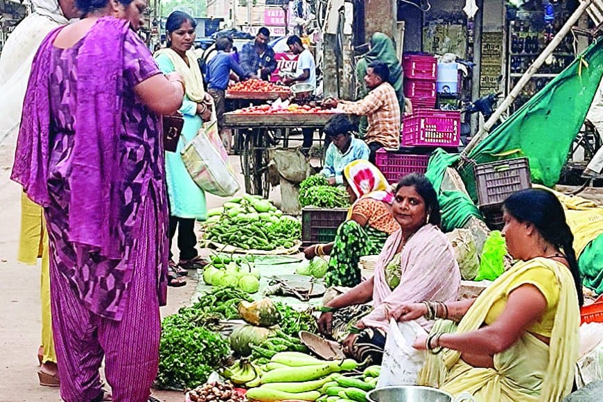 सतना में रसोई पर महंगाई की मार: टमाटर और मिर्च हुए लाल, अदरक-लहसुन की कीमतें भी पहुंचीं आसमान पर, बारिश बनी वजह