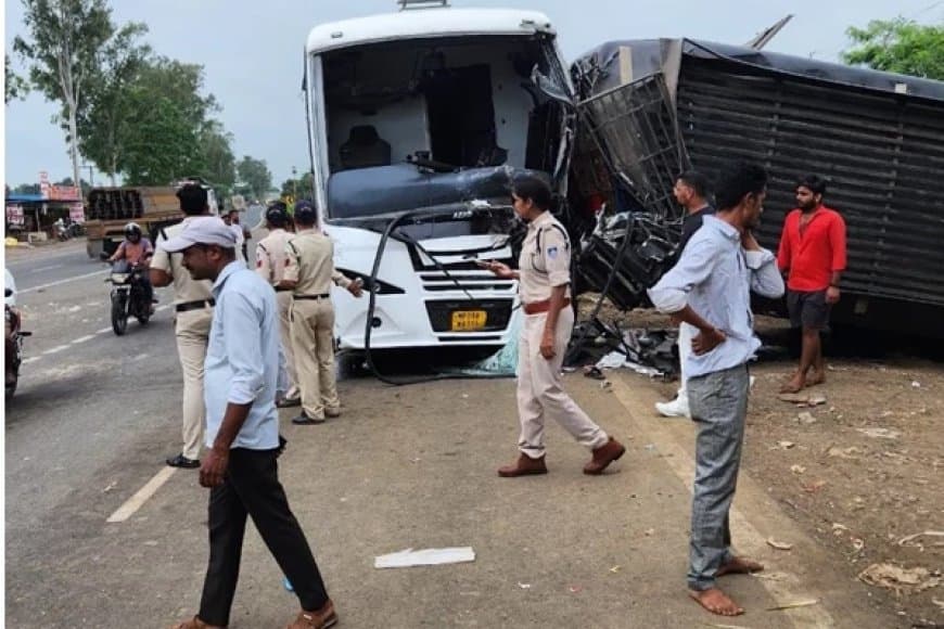 इंदौर से भोपाल आ रही चार्टर्ड का ब्रेक फेल... बस को मारी टक्कर... पलटी