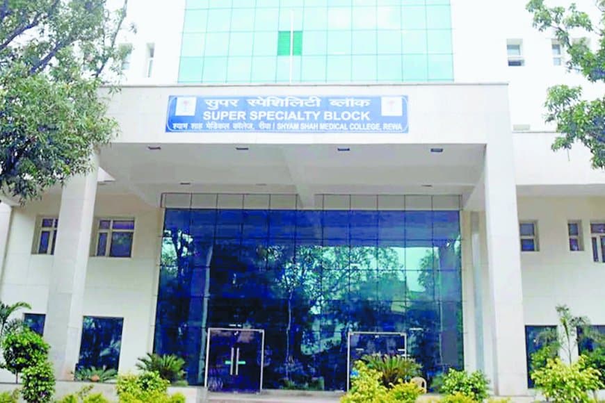 रीवा सुपर स्पेशलिटी से डॉक्टरों का पलायन जारी: ओपन हार्ट सर्जन डॉ राकेश सोनी ने छोड़ा पद, डीन के कुप्रबंधन पर उठे सवाल