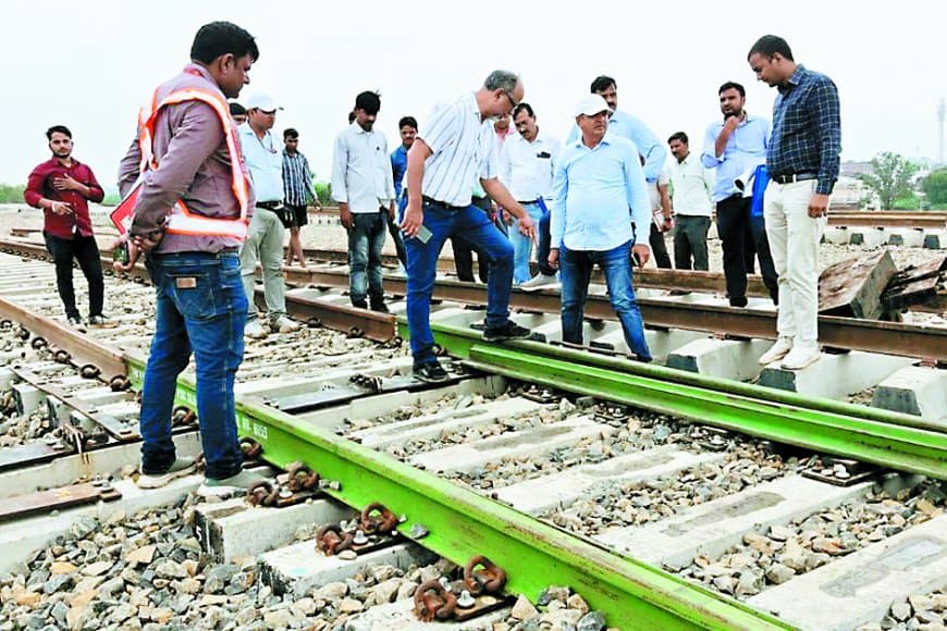 सतना-पन्ना रेललाइन पर ट्रैक बिछाने की रफ्तार तेज: नागौद तक अगस्त में तैयार होगा ट्रैक, सितंबर में सीआरएस ट्रायल, किसानों ने मांगी नौकरी और मुआवज़ा