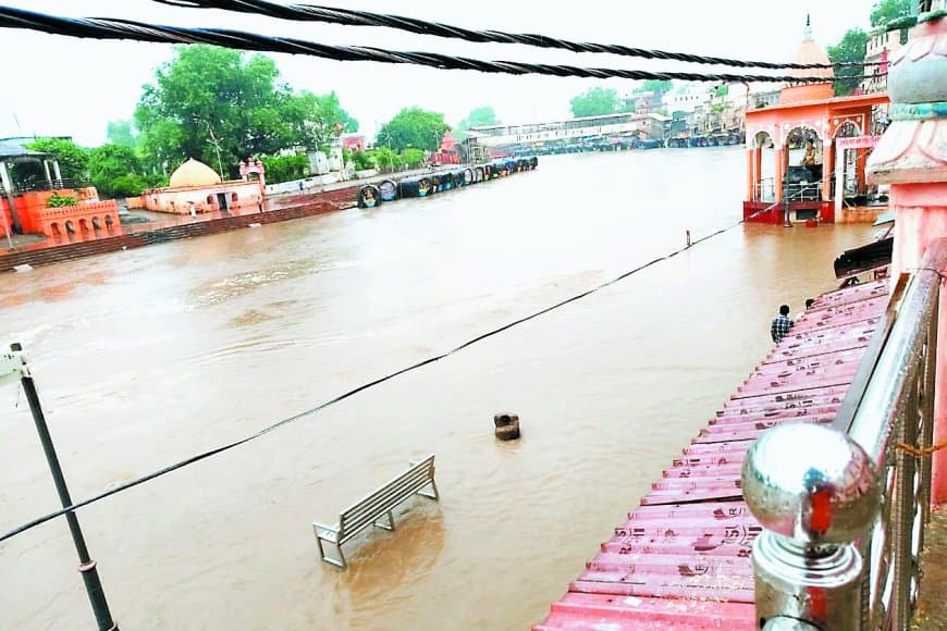 मंदाकिनी नदी उफान पर: नावें बहीं, दुकानें डूबीं, चित्रकूट प्रशासन अलर्ट मोड पर – आश्रय स्थल तैयार, नाविकों की टूटी कमर