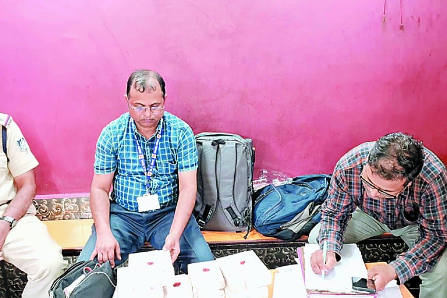 खराब समोसे की शिकायत पर खाद्य विभाग की छापेमारी: बिना लाइसेंस दुकान सील, नमूनों की जांच के लिए भेजा गया